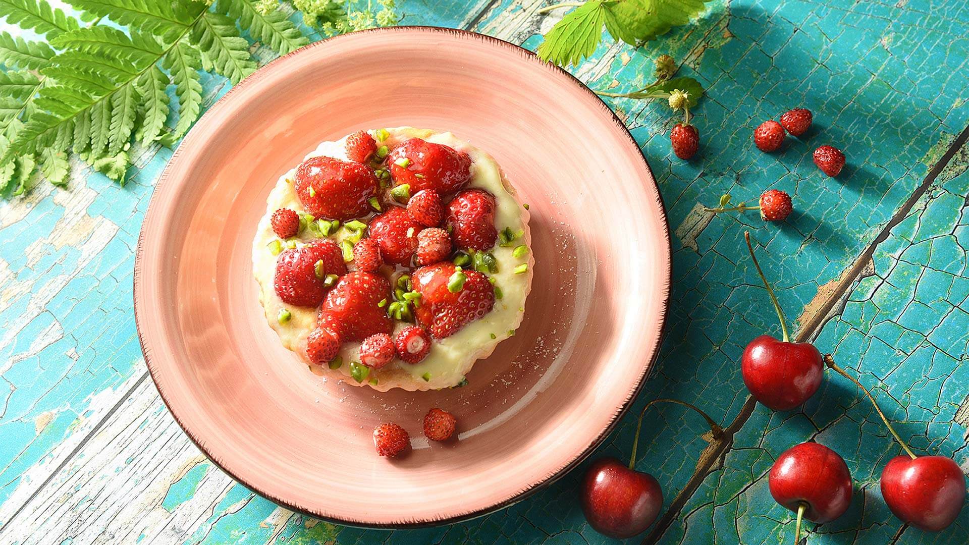 Ulm Foodfoto Essen fotografieren Foodfotografie Eifertfotodesign Fotograf Neu-Ulm Essen fotografieren professionell Essen macht glücklich Foodaufnahmen sommerlich Erdbeeren Walderdbeeren Kirschen Törtchen