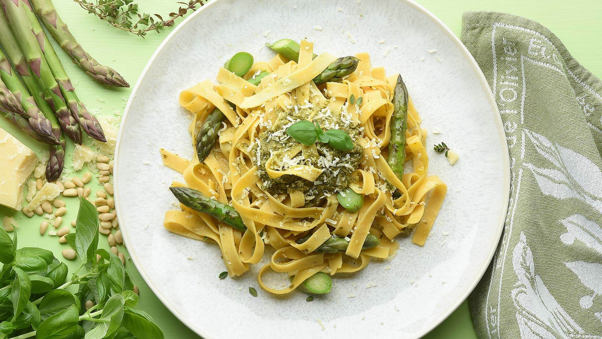 Spargel Zeit Bandnudeln Pesto Speisekarte fotografieren Ulm Fotograf Neu-Ulm Essen macht glücklich Fotos für Restaurant Foto Google Essen Food Stillleben Foodfotografie