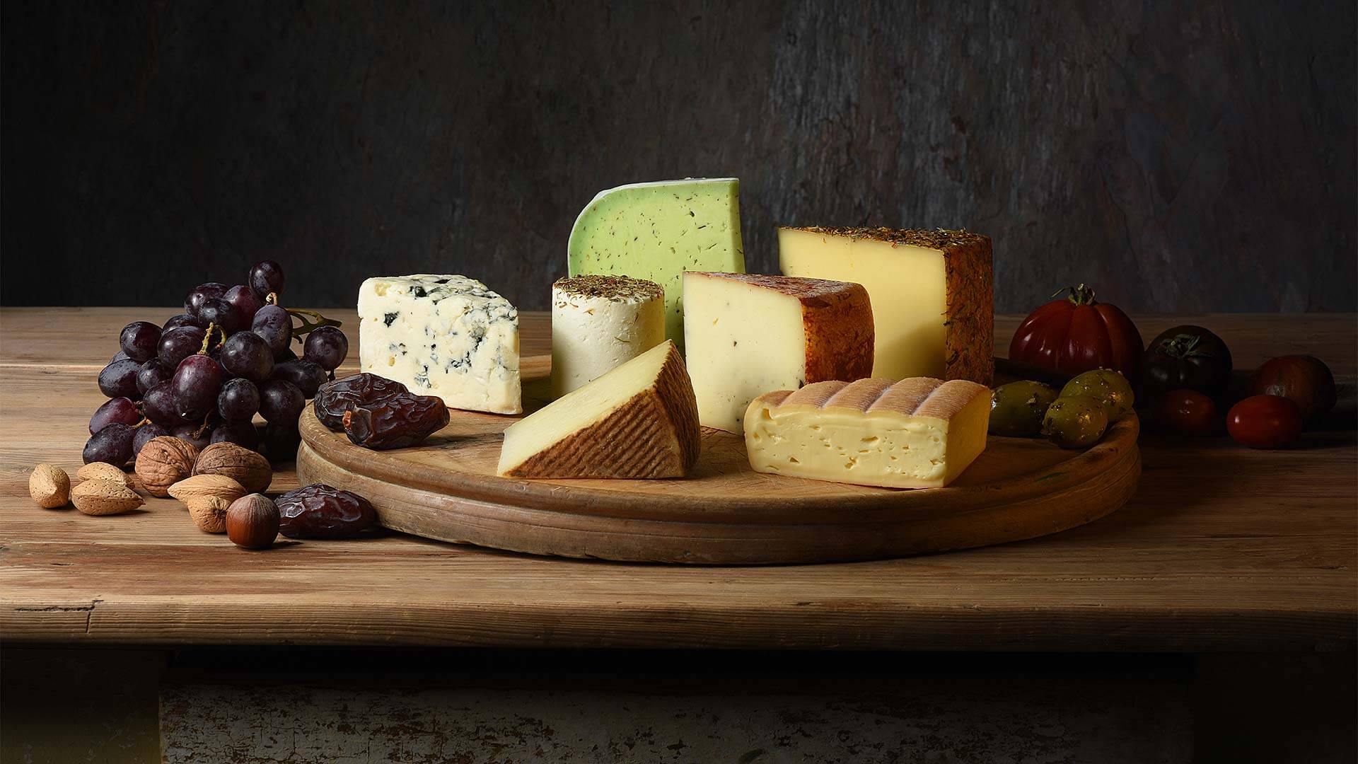 Foodfotografie Käseteller rustikal Bio-Käse Neu-Ulm Streckenhändler Käsespezialitäten Ulm Eifertfotodesign Gourmet Käseplatte fotografieren Käsesorten Werbefoto modern
