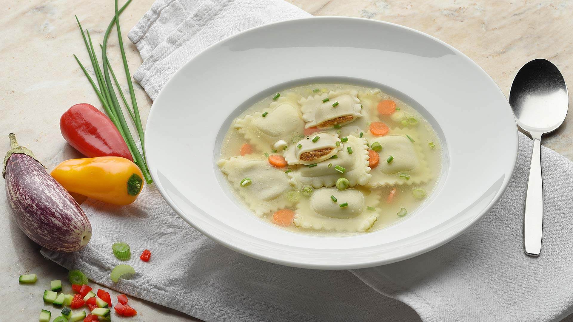 Eifert Fotografie Neu-Ulm Schwäbische Spezialitäten vegane Maultaschen Suppe Suppenmaultaschen Gemüsefüllung Eifertfotodesign Ulm regionale Gerichte fotografieren Werbefotograf Foodfotografie modern