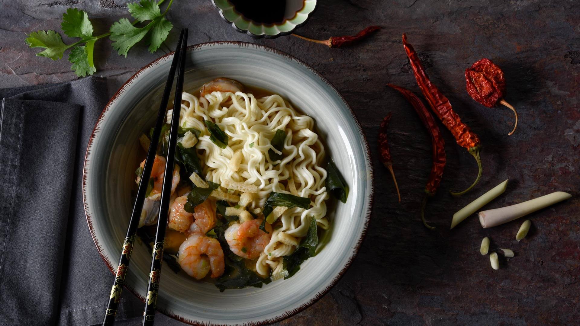 Rezeptfotografie asiatische Küche Fotos Chinarestaurant Neu-Ulm Foodfotografie Tellergericht Nudelsuppe Mi Nudeln Shrimps stimmungsvoll Essen fotografieren Eifertfotodesign Neu-Ulm