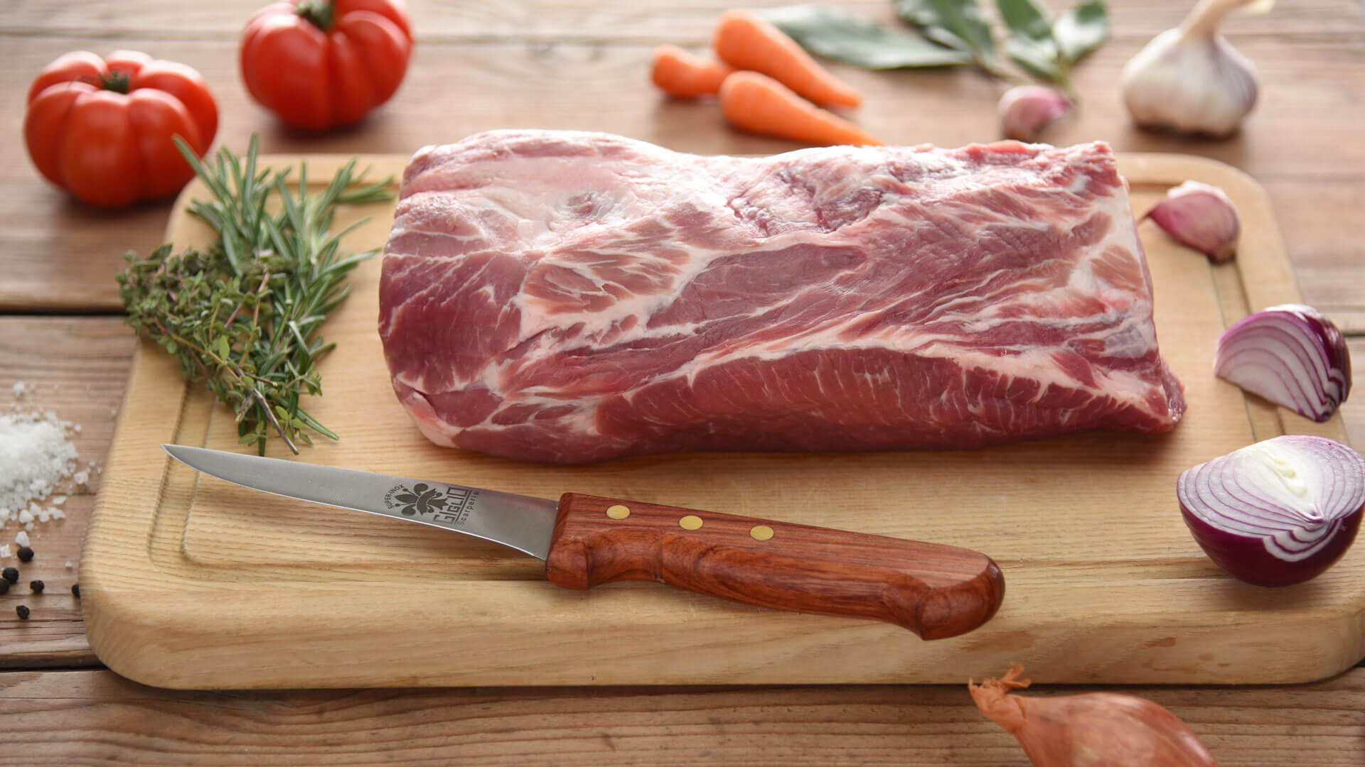 Braten fotografieren Zubereitung rohes Fleisch Food Fotografie Ulm Eifert Fotodesign Transgourmet Stilleben Küchenszene Fotos Neu-Ulm Schlachthof Fleisch appetilich