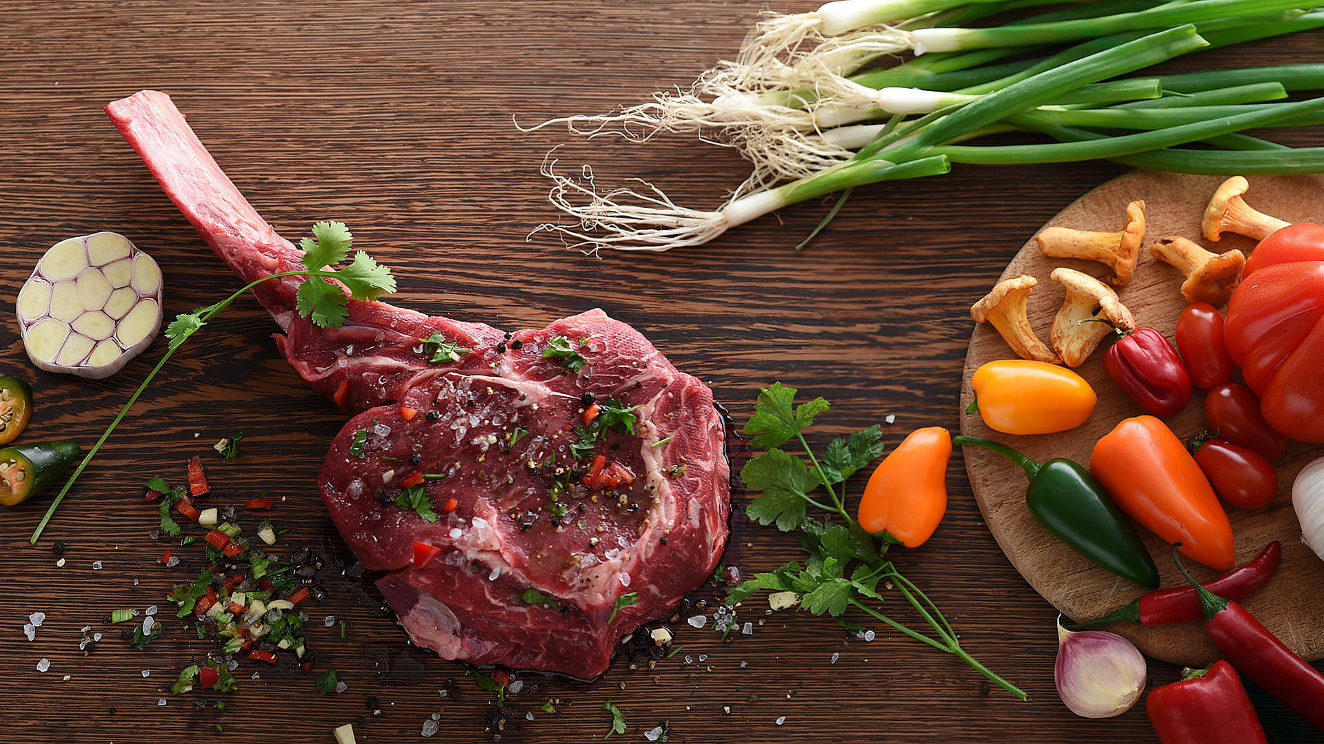 Foto Kochen rohes Fleisch zubereiten Tomahawk Steak Foodfotografie Ulm eifertfotodesign Fotos für Restaurants Werbung Fotografie Köche Küchenfotos Food Essen fotografieren