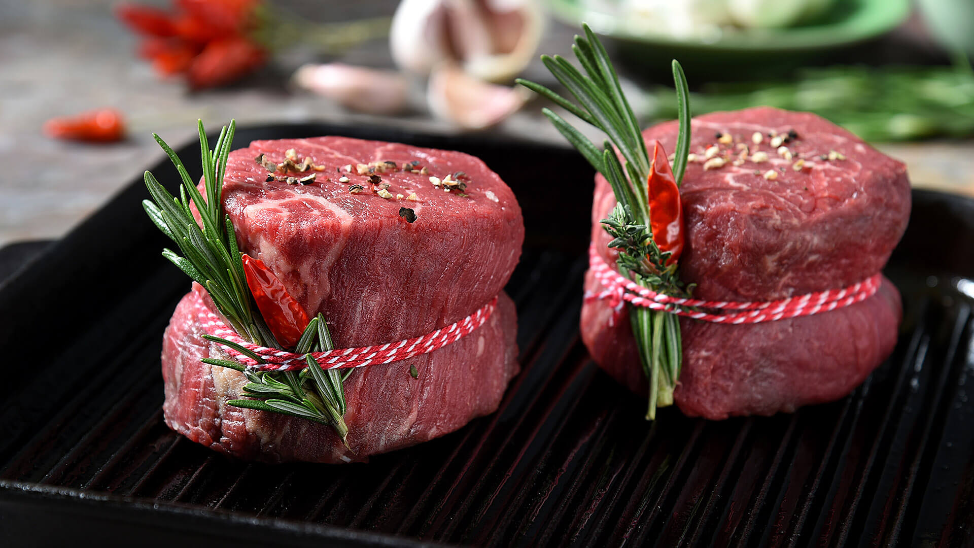 Filet braten Fleischzubereitung rohes Fleisch fotografieren Food Fotografie Ulm eifertfotodesign Grillpfanne Rinderfilet anbraten Eifert Fotograf Neu-Ulm leckere Fotos von Essen