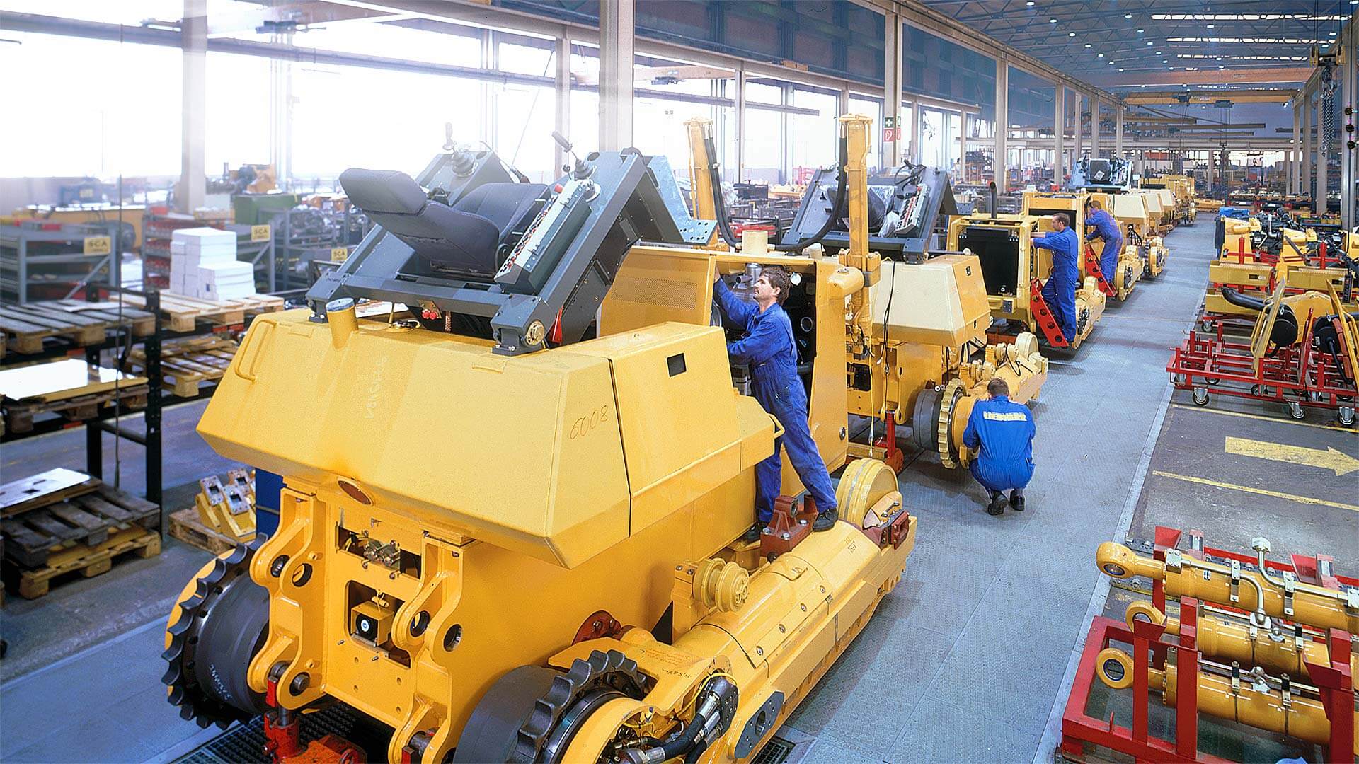 eifertfotodesign Fotograf Neu-Ulm Werbefotografie Ulm Maschinenbau Foto Eifert Fotodesign Liebherr Bagger Werbefoto Industriefoto Produktionshalle Hallenfoto